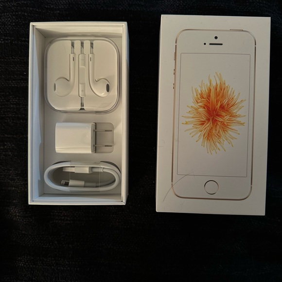 UNLOCKED iPhone SE 32 GB with box, charger (charging cable & plug) & earbuds - Picture 5 of 8